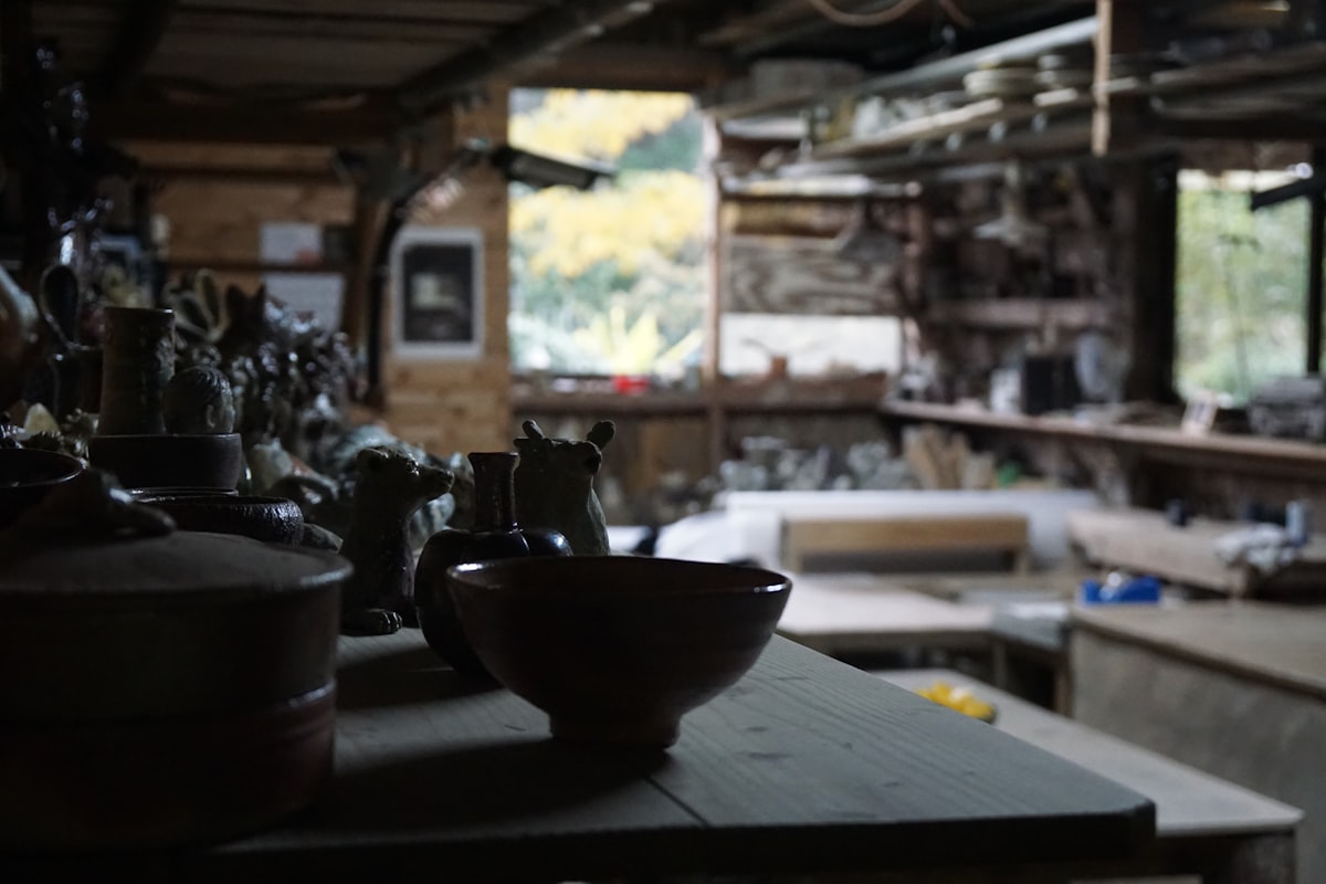 Making ceramics by hand