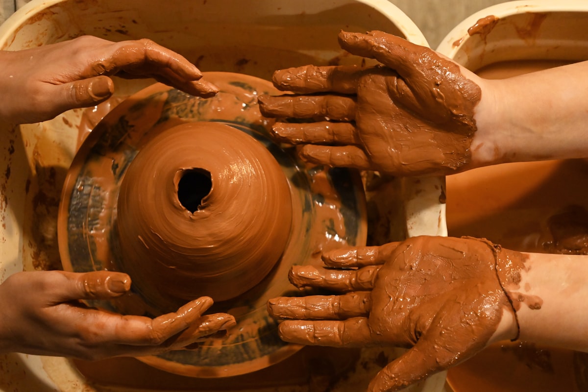 Making ceramics by hand