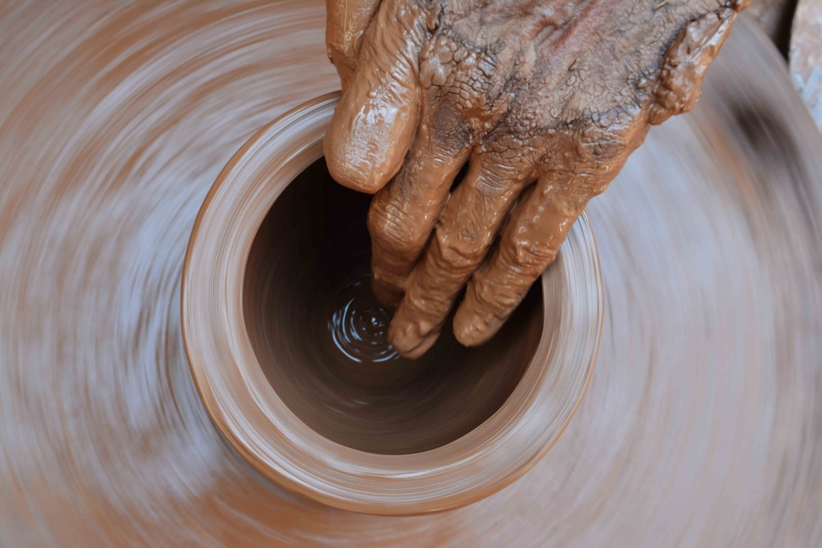 Making ceramics by hand